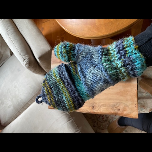 Mittens - Picture 3 of 5